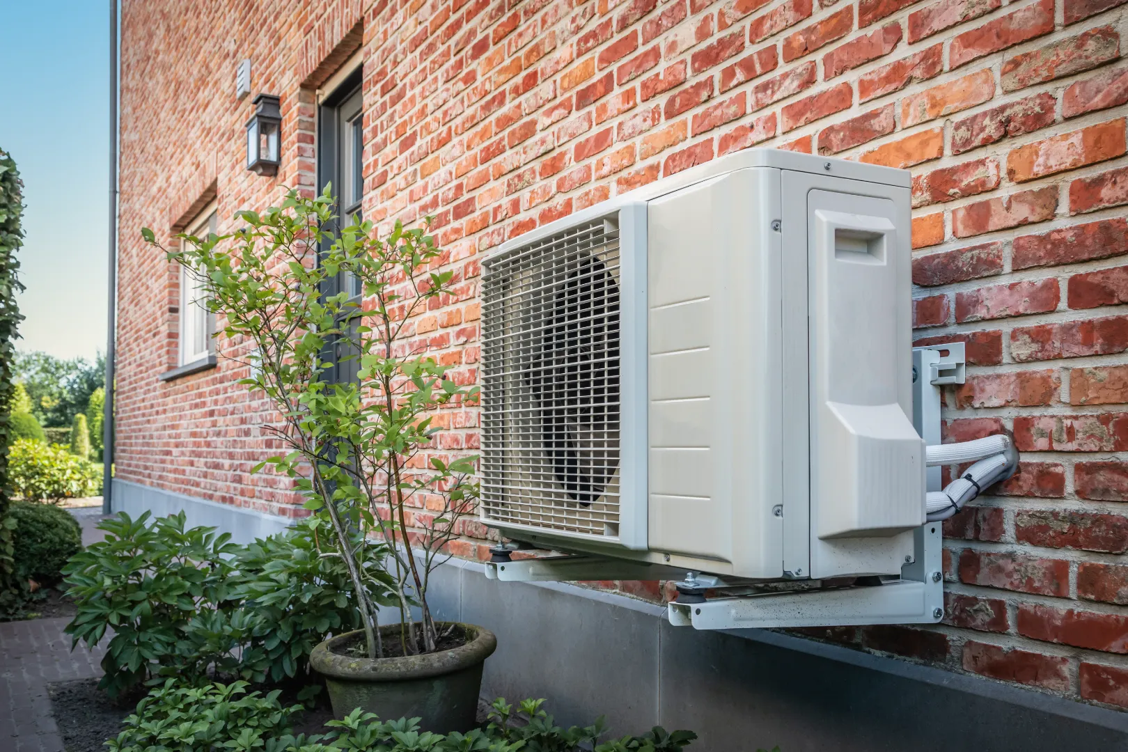 Warmtepomp buitenunit of zonnepanelen